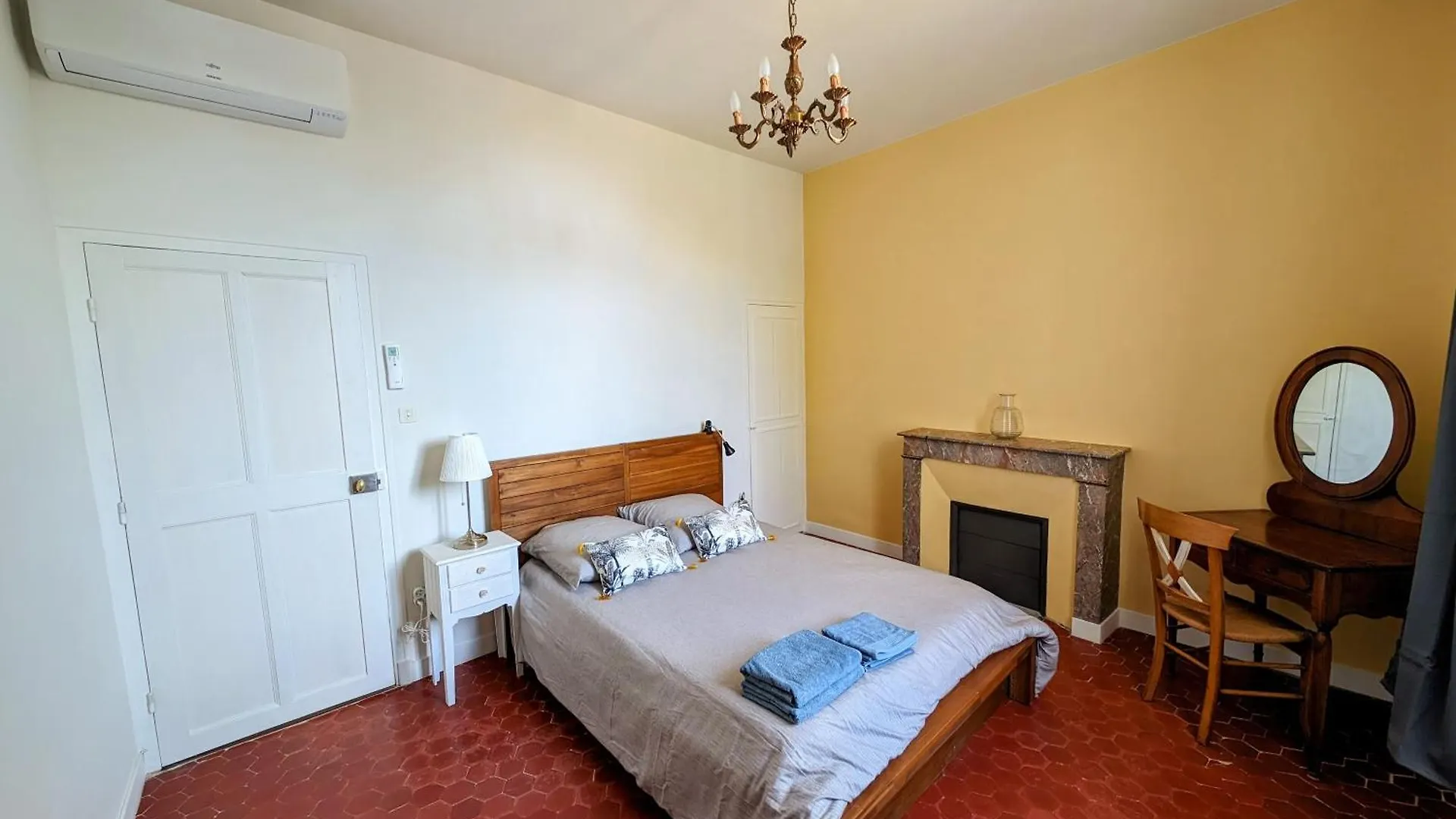 Maison De Style Tout Confort, Position Ideale, Avec Clim Et Petit Exterieur Orange  France