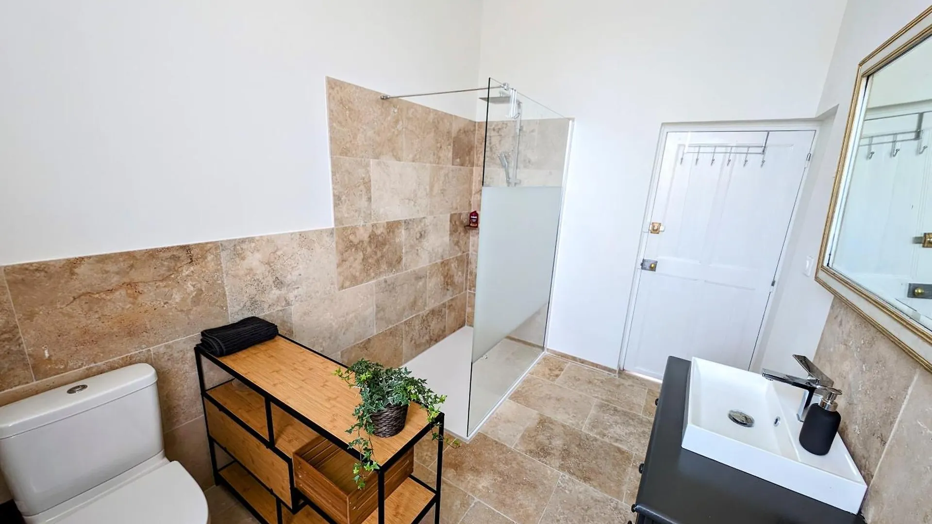 Maison De Style Tout Confort, Position Ideale, Avec Clim Et Petit Exterieur Orange  Holiday home